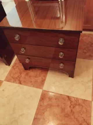 Conjunto 2 mesitas noche, cómoda y espejo