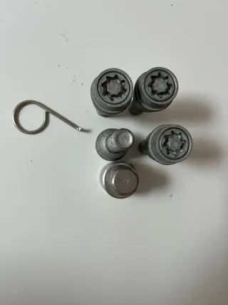 Se vende tornillos antirrobo VW GOLF MK7 AUDI SEAT