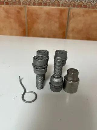 Se vende tornillos antirrobo VW GOLF MK7 AUDI SEAT