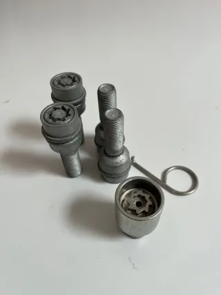 Se vende tornillos antirrobo VW GOLF MK7 AUDI SEAT