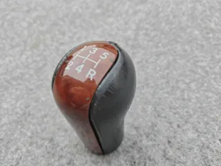 Pomo de Toyota cuero y madera