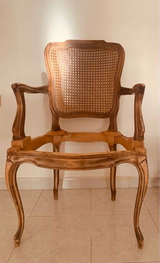 Silla antigua de madera y ratán