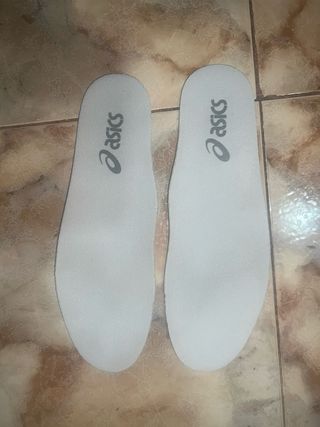 Zapatillas Asics plateadas (Venda urgente)