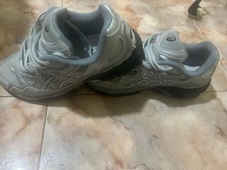 Zapatillas Asics plateadas (Venda urgente)