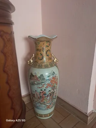 Jarrón de porcelana multicolor con asas
