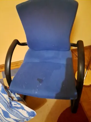 Alfombra, sillón y lámpara