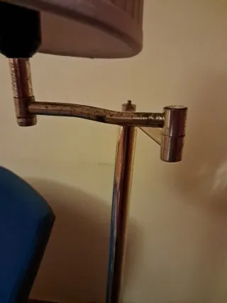 Alfombra, sillón y lámpara