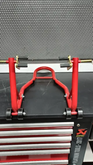 Caballete delantero moto rojo