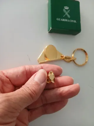 Llavero y pins Tricornio Dorado G.C