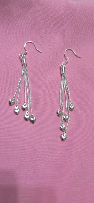 Pendientes de plata con corazones colgantes