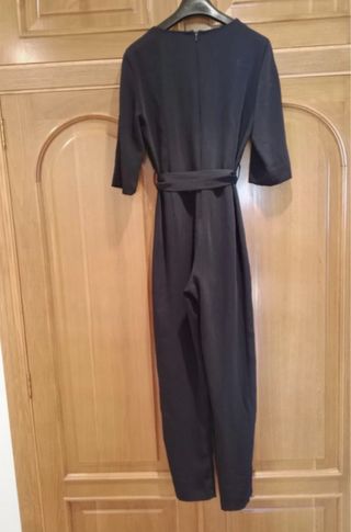 Mono Zara negro con cinturón azul marino
