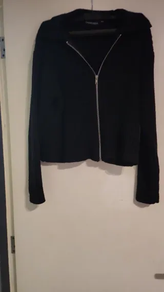 Cárdigan negro con cremallera