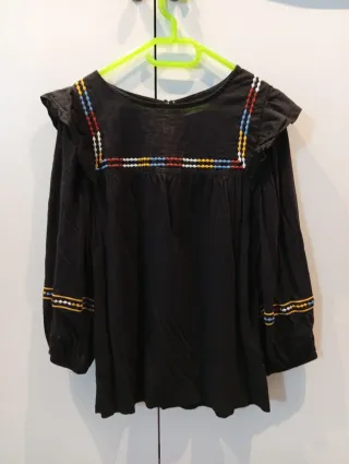 Conjunto camiseta negra y falda estampada