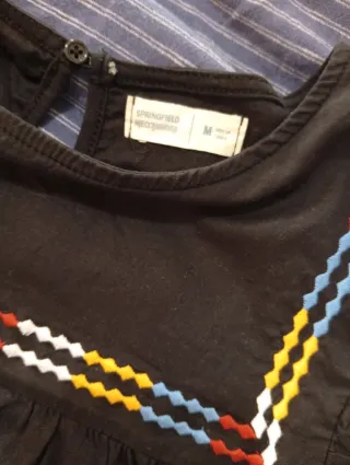 Conjunto camiseta negra y falda estampada