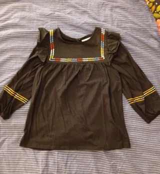 Conjunto camiseta negra y falda estampada