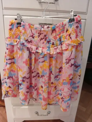 Conjunto camiseta negra y falda estampada