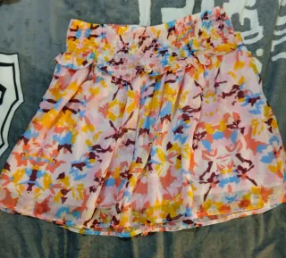 Conjunto camiseta negra y falda estampada