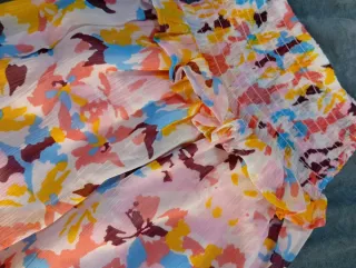 Conjunto camiseta negra y falda estampada