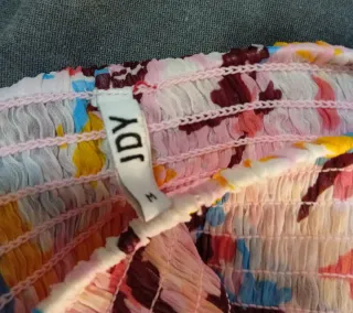 Conjunto camiseta negra y falda estampada