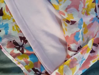 Conjunto camiseta negra y falda estampada