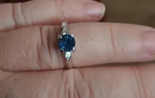 Anillo Plateado con Zafiro Azul