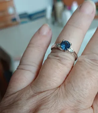 Anillo Plateado con Zafiro Azul