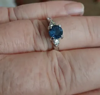 Anillo Plateado con Zafiro Azul