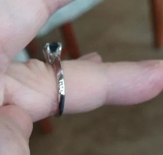 Anillo Plateado con Zafiro Azul