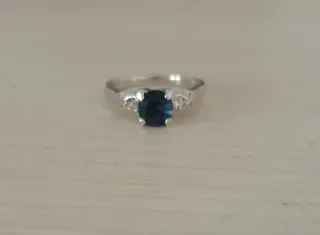 Anillo Plateado con Zafiro Azul