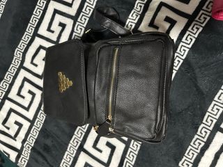 Bolso Negro con Detalles Dorados