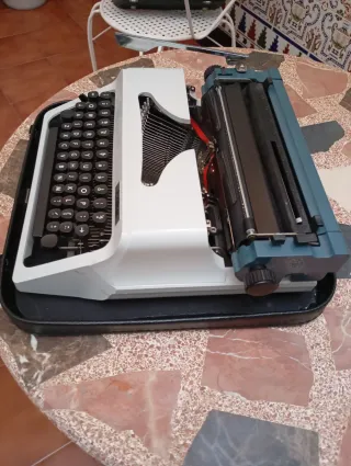 Máquina de escribir Erika con maletín