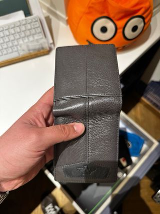 Cartera de cuero gris marron