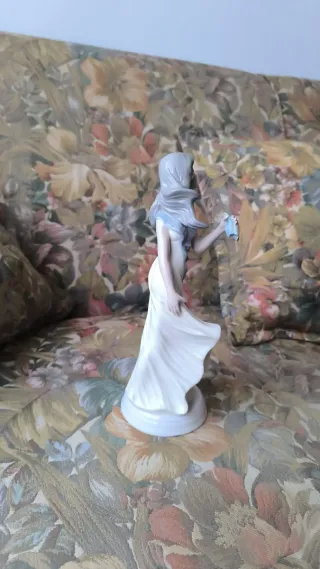 Figura porcelana mujer pelo largo