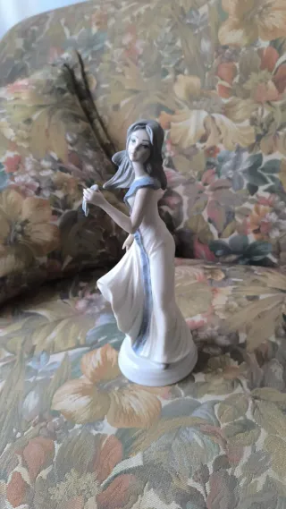 Figura porcelana mujer pelo largo