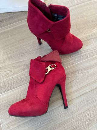 Botines tacón rojos ante