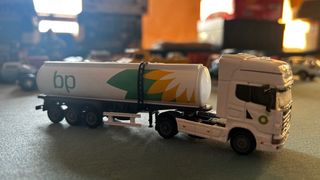 2 modellini camion cisterna scala 1:87