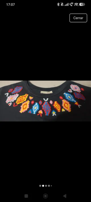 Camiseta negra bordada multicolor