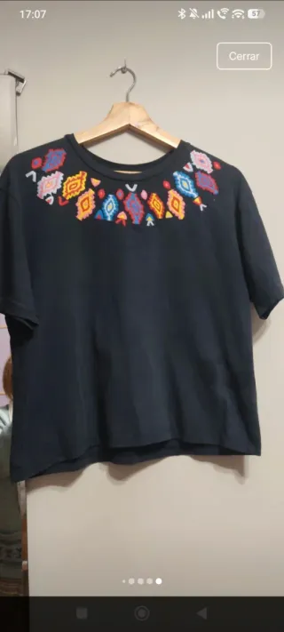 Camiseta negra bordada multicolor