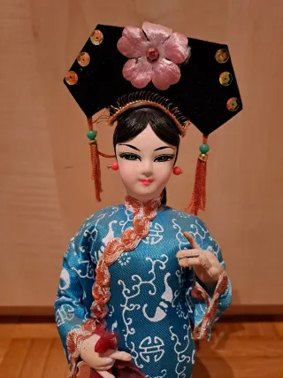 Bamboline in costume tradizionale