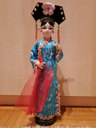 Bamboline in costume tradizionale