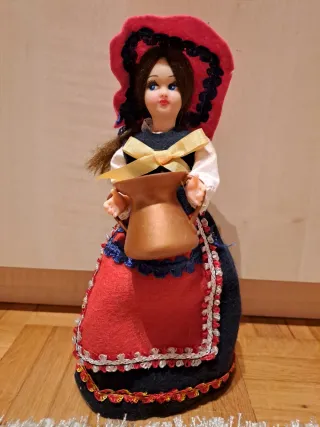 Bamboline in costume tradizionale