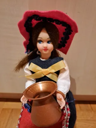Bamboline in costume tradizionale