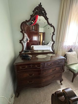 Habitación de nogal antigua