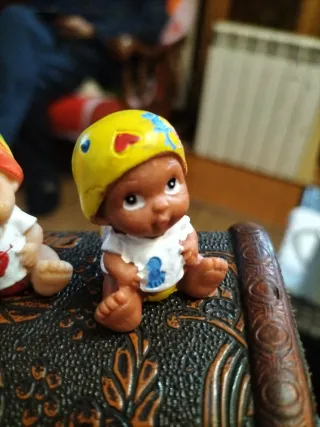 Tre pupazzi pelosi con cappelli colorati