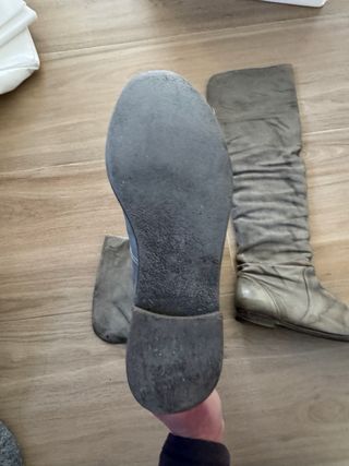 Botas altas de piel grises