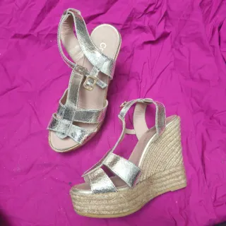 Sandalias doradas de cuña cuero