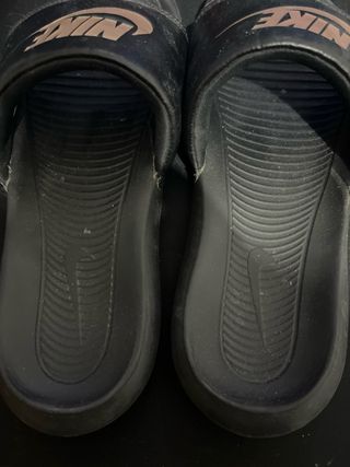 Chanclas Nike Negras y Doradas Originales