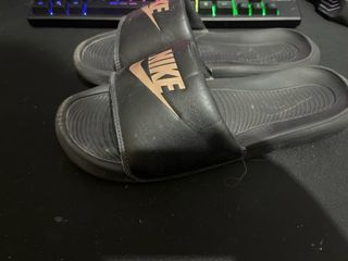 Chanclas Nike Negras y Doradas Originales