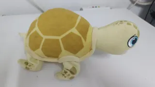 Tortuga de peluche que anda a pilas