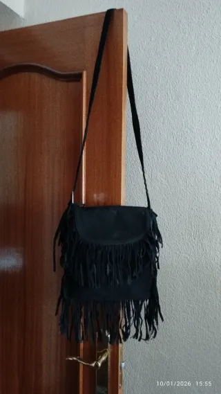 Bolso bandolera negro con flecos